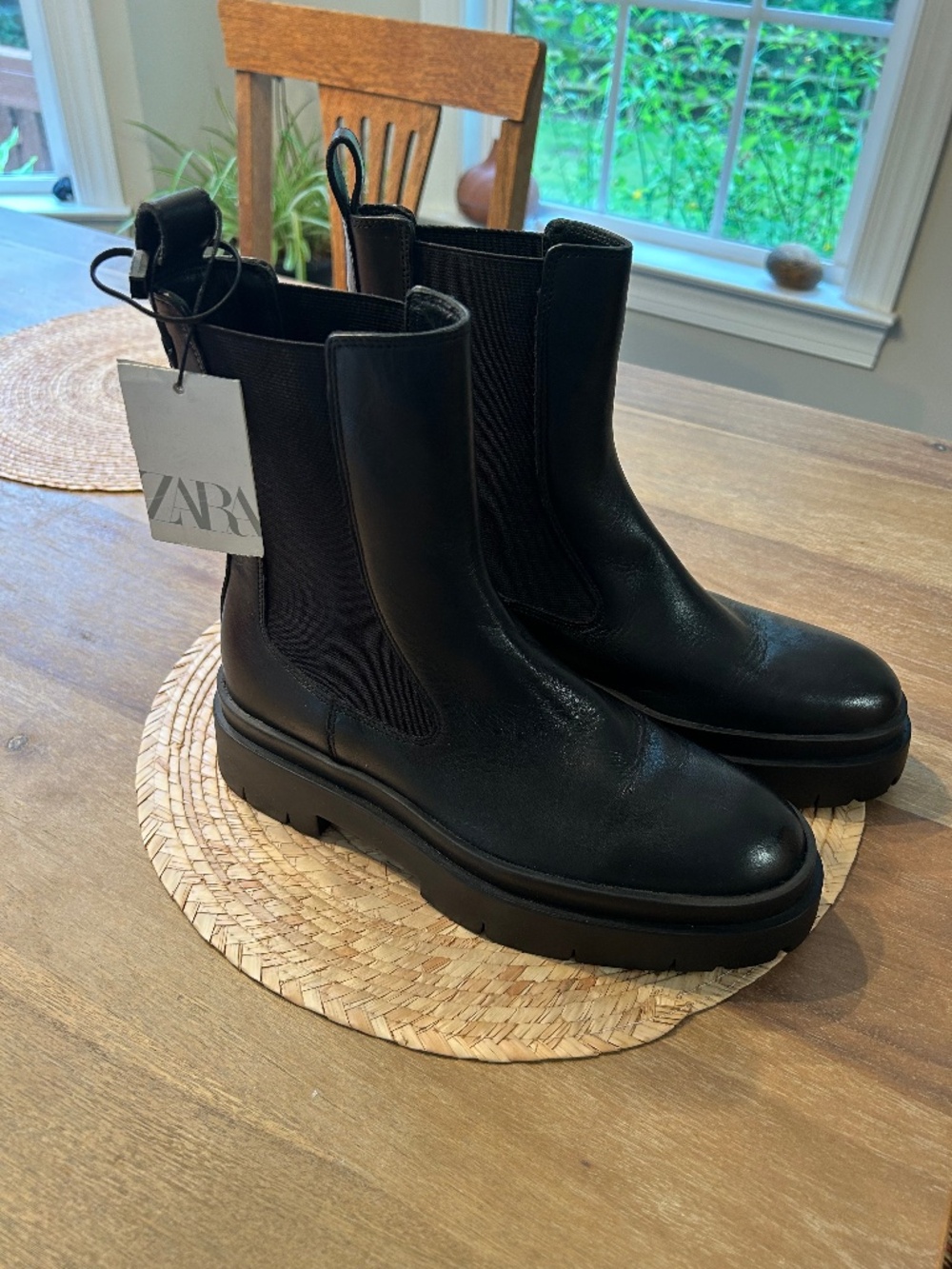 ZARA BLACK LEATHER CHELSEA ANKLE BOOK FEATURING A CHUNKY TRACK SOLE - SIZE EU 37